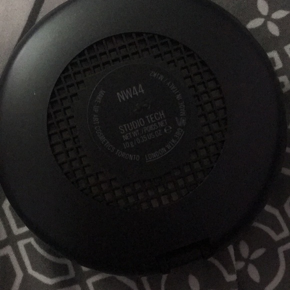 BRAND NEW MAC studio Tech foundation - NW44 - Picture 4 of 5